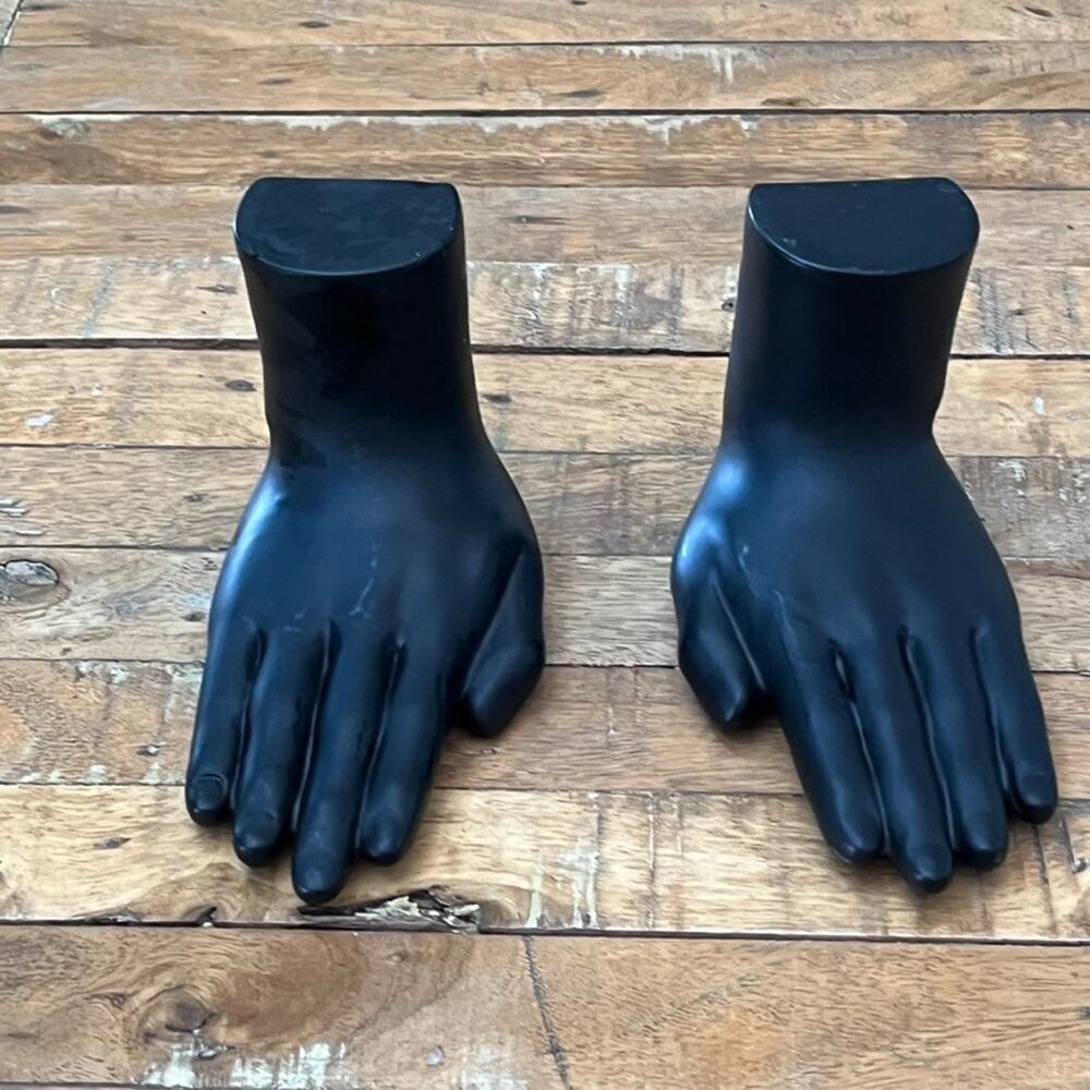 Luyesa Design Matte Black Hands Bookends Set of 2 7 in Resin